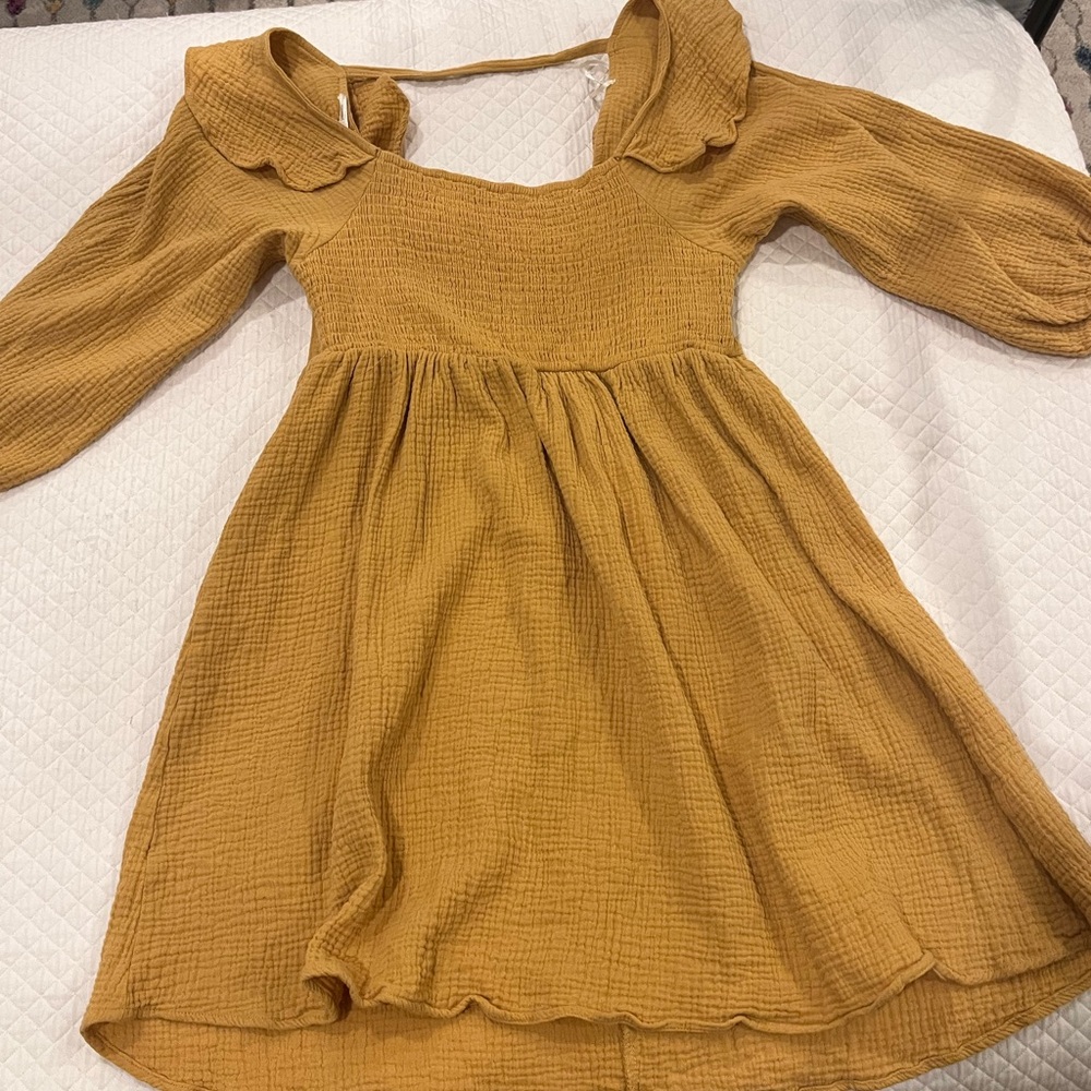 Umgee smocked yellow dress: VERY VERY PRETTY
Size Small
